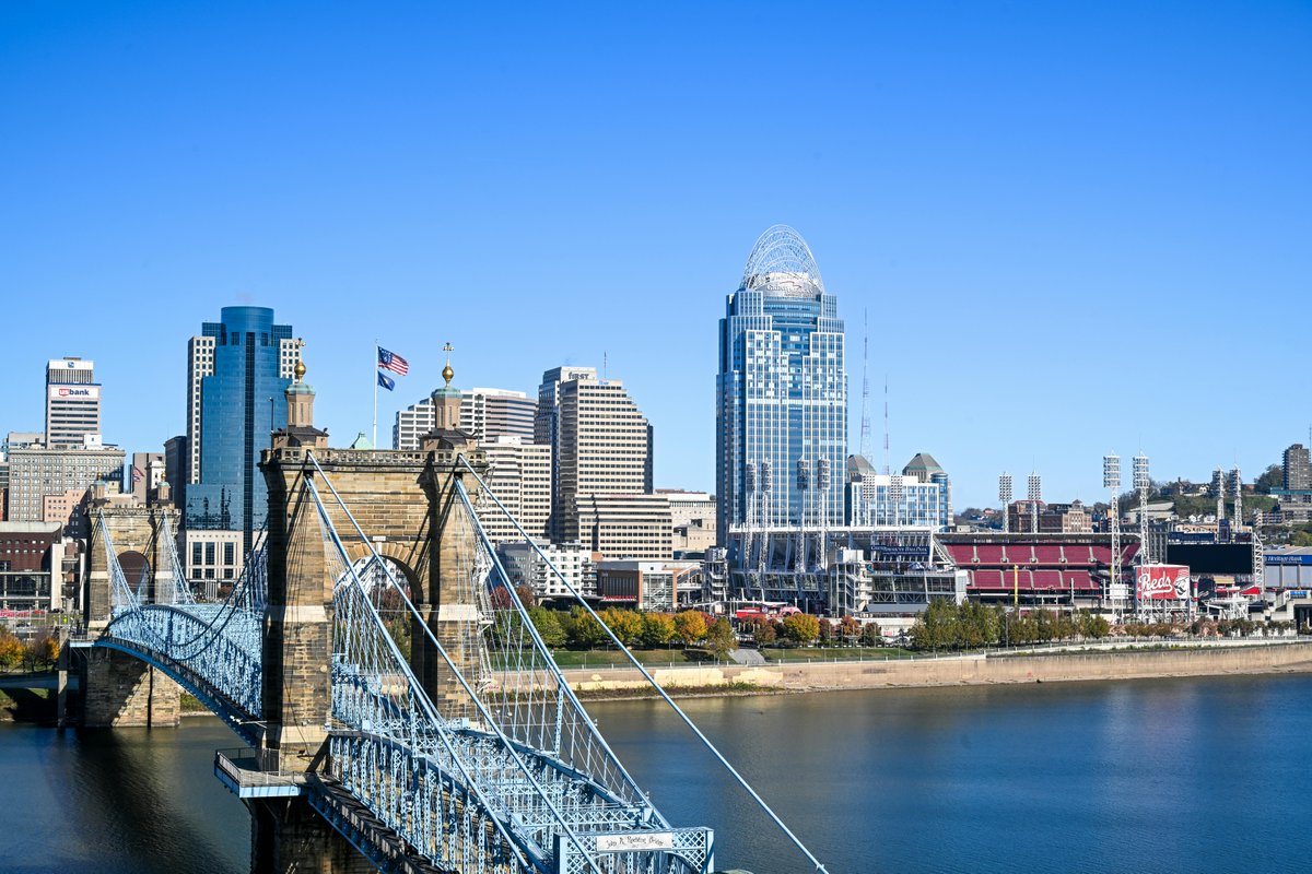 Shout out to our UC Clermont students who enjoy the charm of small-town Batavia and the vibrant city vibes of #Cincinnati. Here's to having the best of both worlds on this special day! 🌆🖤 #513Day