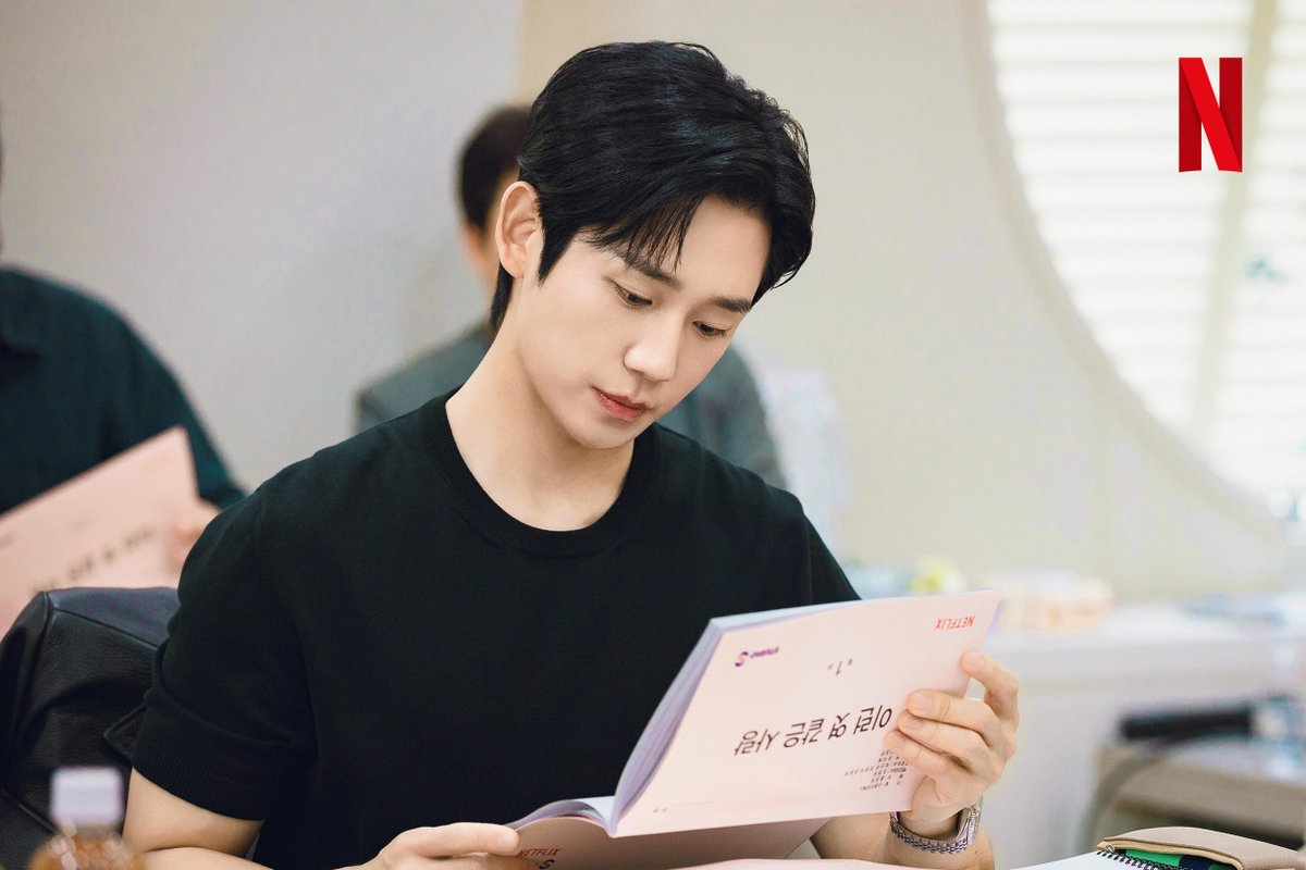 NetflixKR's tweet photo. 기억상실 걸린 유능한 검사 고은새 앞에 자칭 남친이라 우기는 복싱 코치 장태하가 나타나고, 설렘 찐~득한 동거생활이 시작된다.

넷플릭스 로맨틱 코미디 시리즈 <이런 엿 같은 사랑>.
정해인, 하영 캐스팅 확정. 오직 넷플릭스에서. https://t.co/TkrbVTekVF