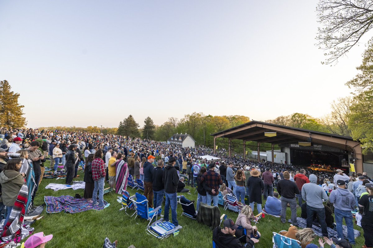 THREE straight hours of music made it a special Saturday night! Thank you to Sturgill (Johnny Blue Skies) Simpson and our fantastic crowd for an unforgettable show! 🎸

📸 : Scott Legato