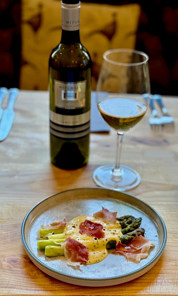 We are absolutely loving the asparagus season this year and it has now hit the starter section of the menu. We are serving it simply with a hollandaise and some rather wonderful ham. 😋