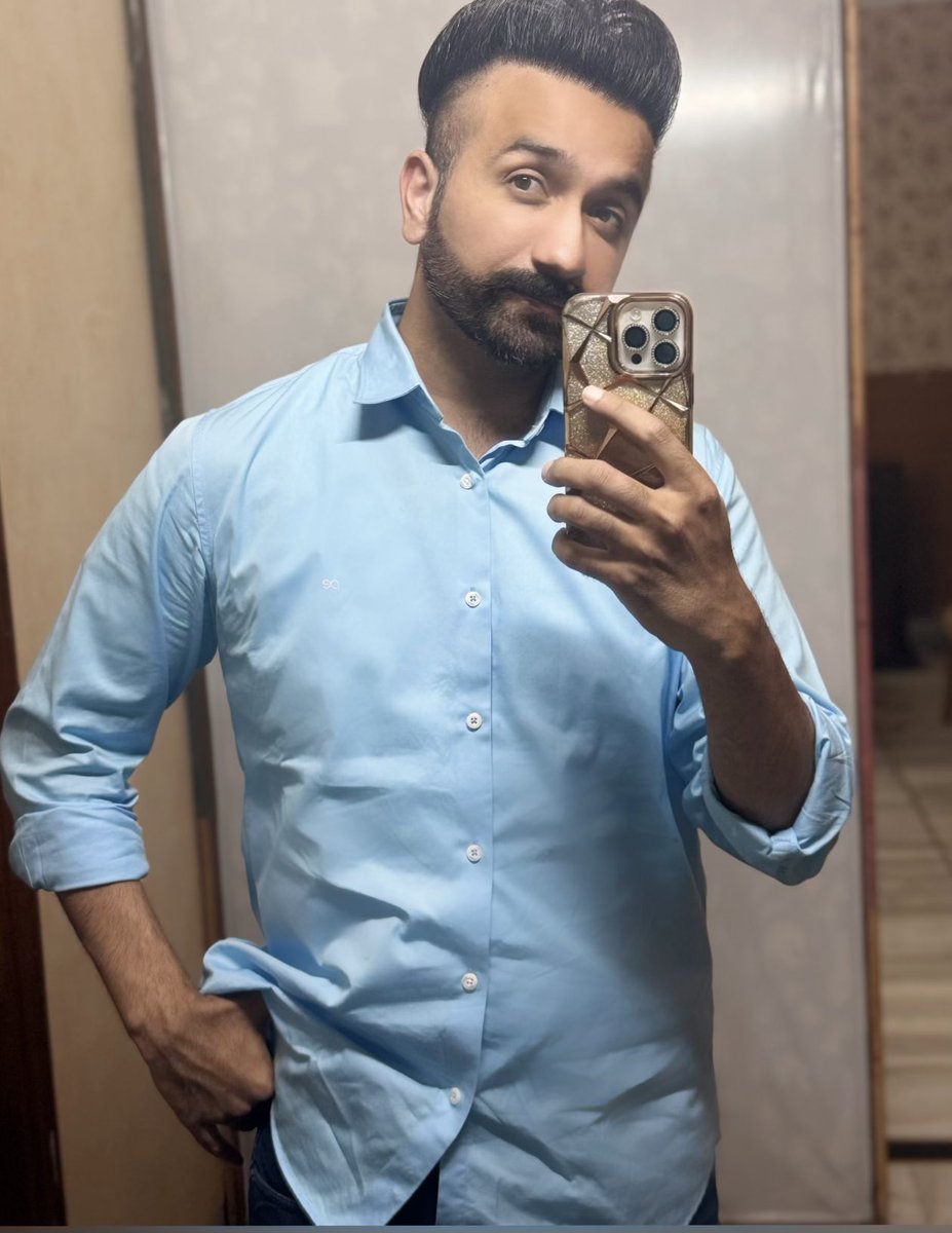 औकात की बात मत कर  
हम वहाँ खड़े होते हैं जहाँ तेरे जैसे झुक जाते हैं 😎