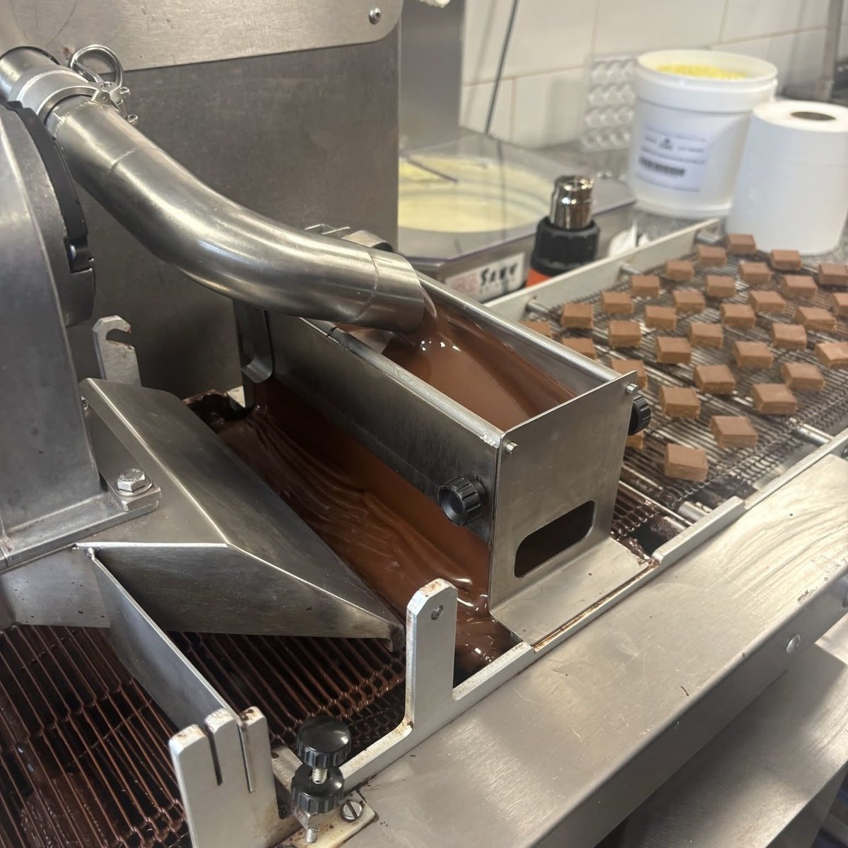 oclodong's tweet photo. Entreprendre Entre Yerres et Seine organisait hier une visite de la Chocolat’Yerres (Papilles d’or 2024 et 2025). Merci à Angeline et Nicolas, nos artisans chocolatiers, qui nous ont révélé (quelques) secrets de leur talent. #Yerres #CAVYVS #Essonne #entreprendre #artisanat #CCI https://t.co/JsCNBBYNZ4