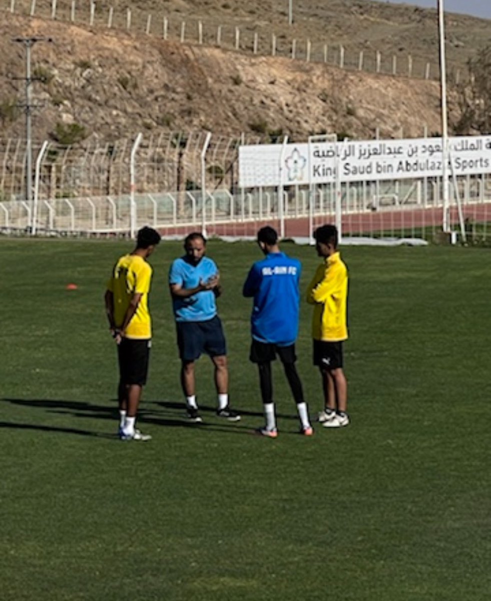 rmz5_'s tweet photo. @bdlzyz523617442 @alain_ksa عمر احمد ( جناح )
 علي العباد ( محور )
 فيصل الهيلي ( جناح )
وانا ( سنتر ) 

تم استدعائنا بالاسم وبطلب من المدرب وقتها وبعد اقالت المدرب والأداري وجلب مدرب اخر واداري اخر وبسبب امور شخصيه تم استبعادنا مع العلم ان المدرب الجديد م شافنا ويقولون بطلب من المدرب 😂. https://t.co/KlH8PlzZh0