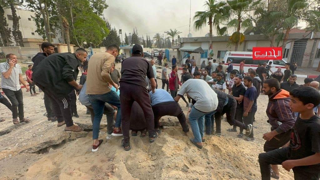 غارة إسرائيلية وحشية استهدفت المستشفى الأوروبي جنوب خان يونس، خلّفت دمارًا هائلًا وارتقى على إثرها 6 شهداء وعدد من الجرحى، بينهم مصابون كانوا يتلقون العلاج داخل المشفى!

لم يعد شيء في غزة بمنأى عن القصف.. لا مأوى، لا مشفى، لا خطوط حمراء.
الدماء تُراق في وضح النهار.. وصوت المجازر