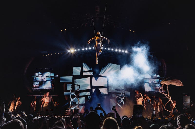 kperrystats's tweet image. .@B96Chicago praises @KatyPerry’s “THE LIFETIMES TOUR” in a new review:

“Last night Katy Perry reminded everyone why she’s still a pop powerhouse—with butterflies, lightsabers, and a voice that could knock your Joy-Cons off. Vocally? Katy sounded fantastic! Like, noticeably…