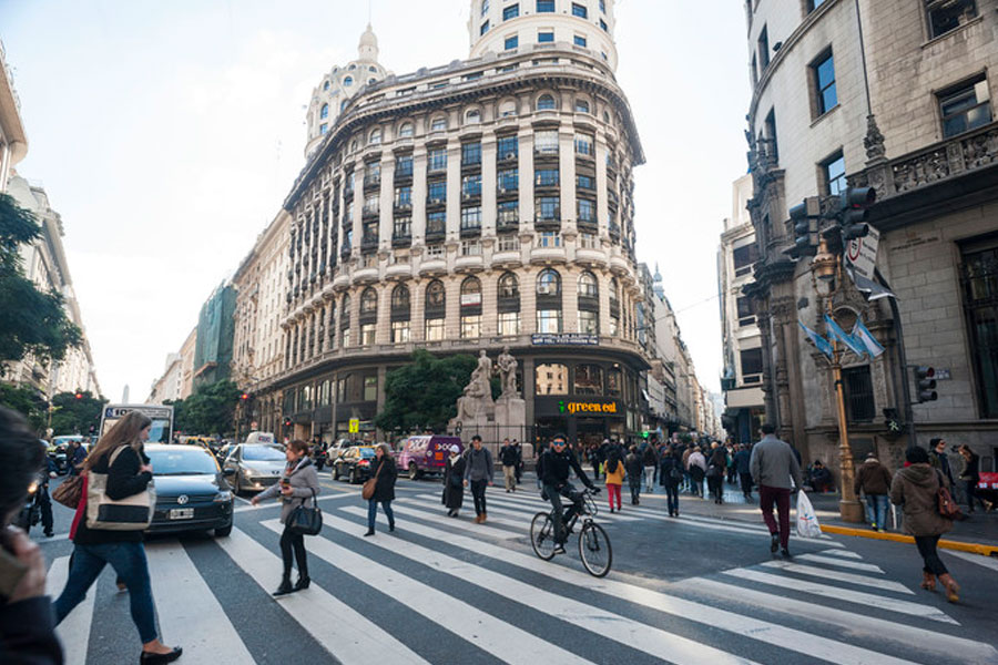 NuevosBAires's tweet photo. [Microcentro] La pandemia puso en evidencia la crisis de los centros urbanos. En Buenos Aires, en particular, se reactivó la discusión sobre el futuro del Microcentro.

¿Qué fue lo que pasó? 🧵👇 https://t.co/TPqDyUBsa8