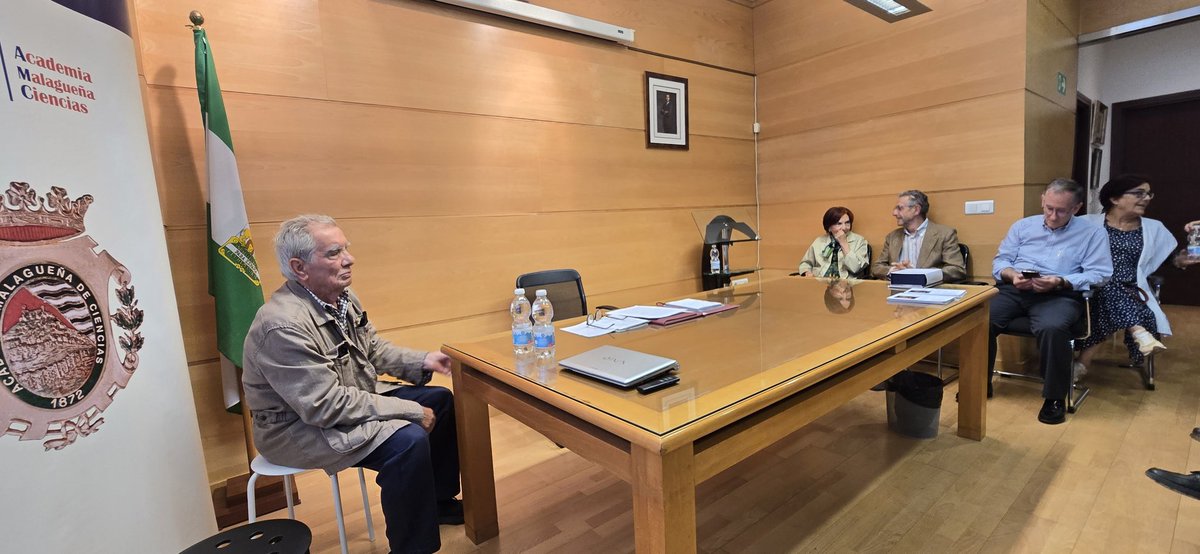Estamos en la sede de la #AMCiencias (C/Moratín, nº 4, 1ºB, 29015 Málaga) y en el marco de los #DebatesEnMoratín, donde interviene el académico Ernesto Fernández Sanmartín para hablar sobre "#Humboldt: su legado en la Historia Natural". Aforo está completo.
#CienciaEsCultura