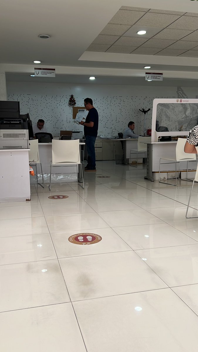 Cuando no te atienden en la adminitracion tributaria de San Antonio por estar súper ocupados platicando , este Sr Trujillo siempre está súper ocupado platicando con todos menos haciendo lo que tiene que hacer !