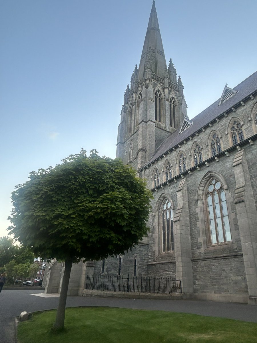 johnsowle's tweet photo. We then arrived at our accommodation in Derry and had a wander whilst looking for a restaurant. We crossed the Peace Bridge, saw the Guildhall, the cathedral and the’Stitch In Time’ artwork on the old Rosemount Shirt Factory which looked amazing at dusk! https://t.co/tRrx830i8V