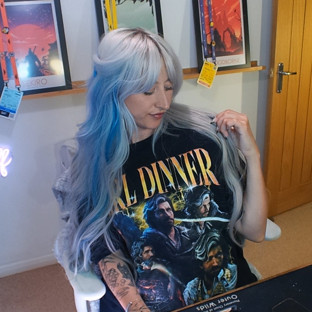 twitch.tv/sholzi Everyone who agrees with my shirt will say girl dinner in my chat rn