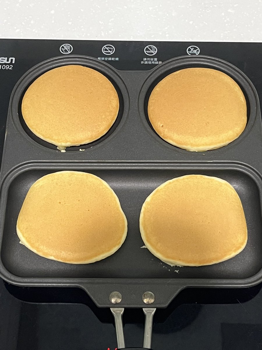 為了今天即將過期的鮮奶大半夜搞個鬆餅，在攪拌的時候我突然想到，為什麼我不乾脆喝掉算了😒😒😒

#MaMa日常