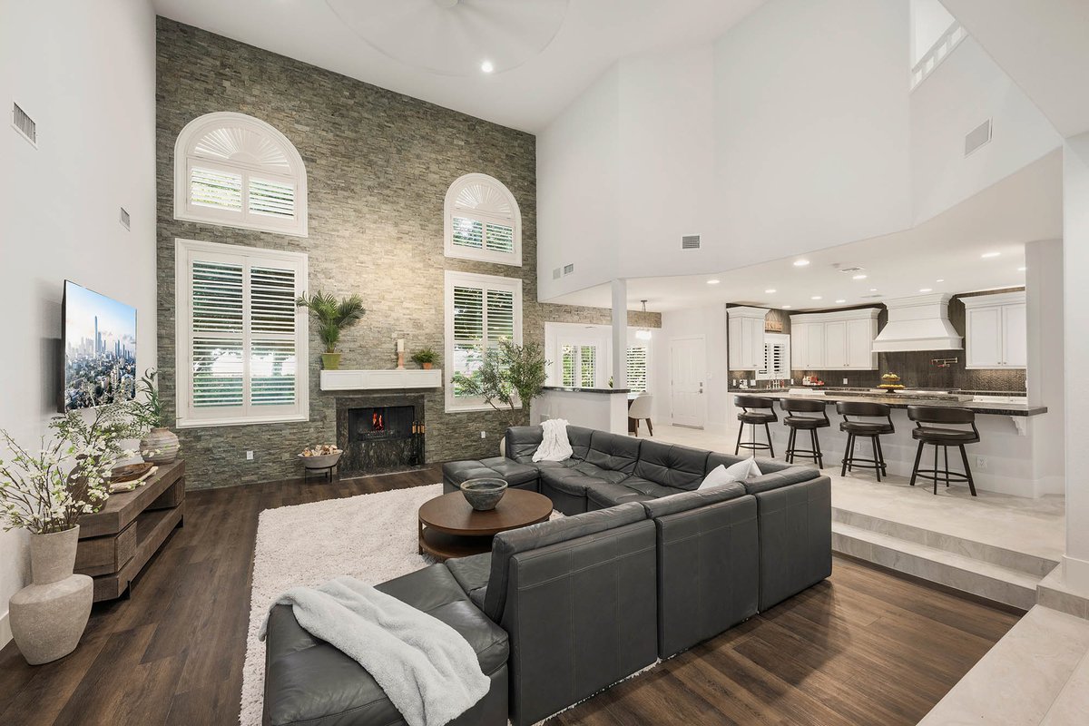 See timeless charm and modern updates within this renovated custom estate, offering over 7,000 square feet of living space on more than an acre with no Homeowners Association. Includes a 1-bedroom casita with its own 1-car garage.
⁠
5860 North Campbell Road - Las Vegas, NV USA⁠
