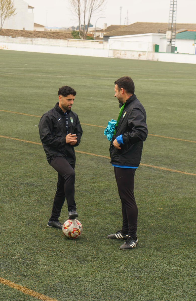 ~ Rodéate de buenos y tú lo parecerás ~

🔺CAMPEONES 3a CLM

Orgulloso de compartir estos momentos inolvidables con todos vosotros,

Sigamos disfrutando del camino! ⚽️