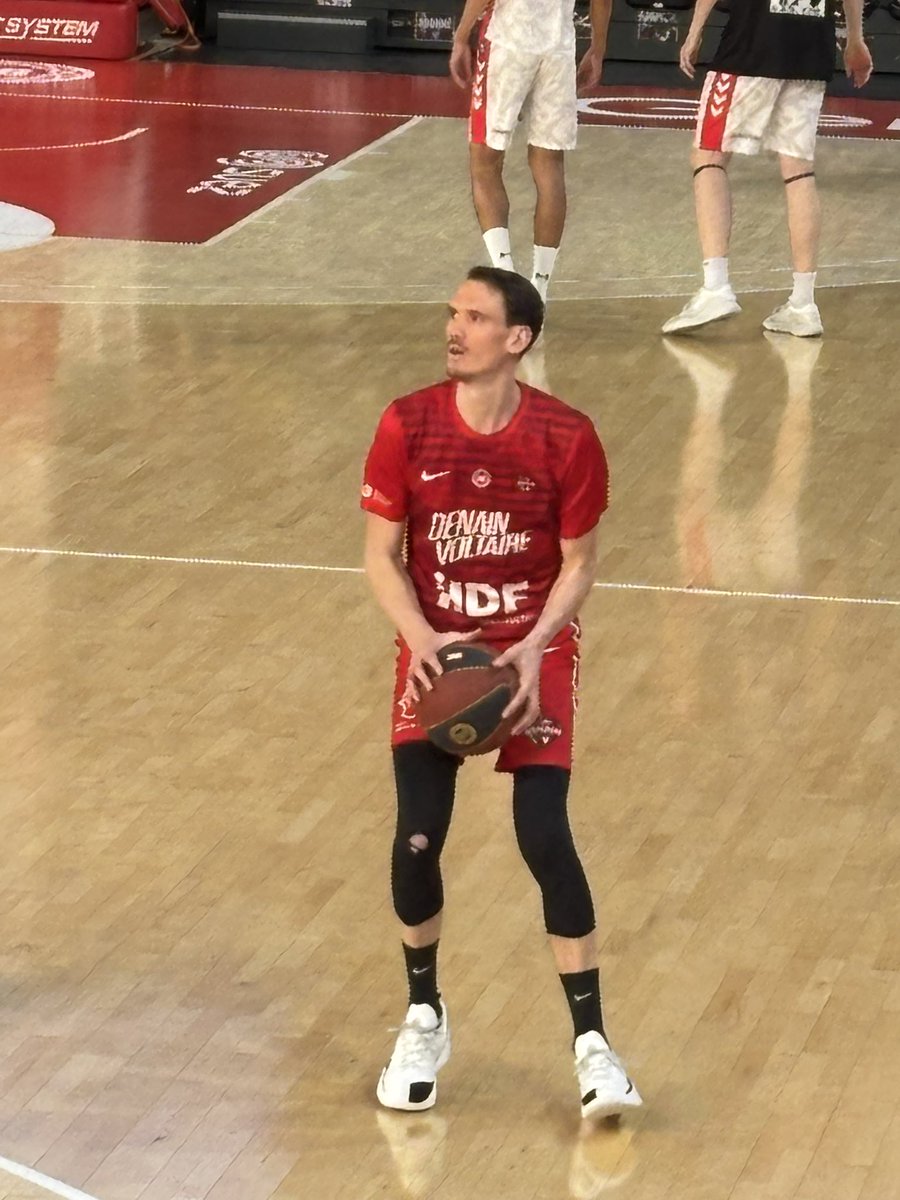 FloFloPaz's tweet image. Après 20 ans sur les parquets, Benoit Guillet va ranger les baskets au placard. Respect Ben ! #ProB