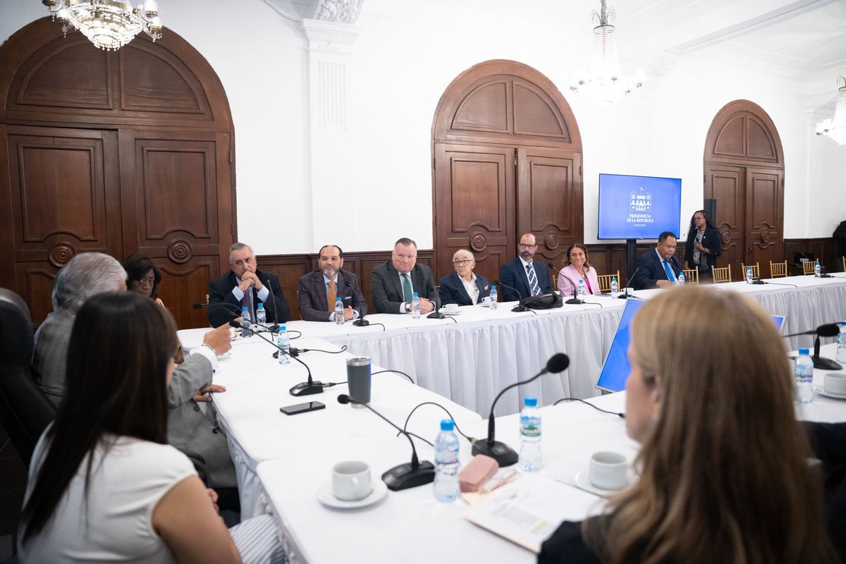 JoseRaulMulino's tweet image. En los últimos días me he reunido con miembros del sector productivo. Coincidimos en algo esencial: Panamá solo avanza cuando su gente puede trabajar.
Ese es el camino en el que seguiremos dando pasos, para que el país y su gente avancen!