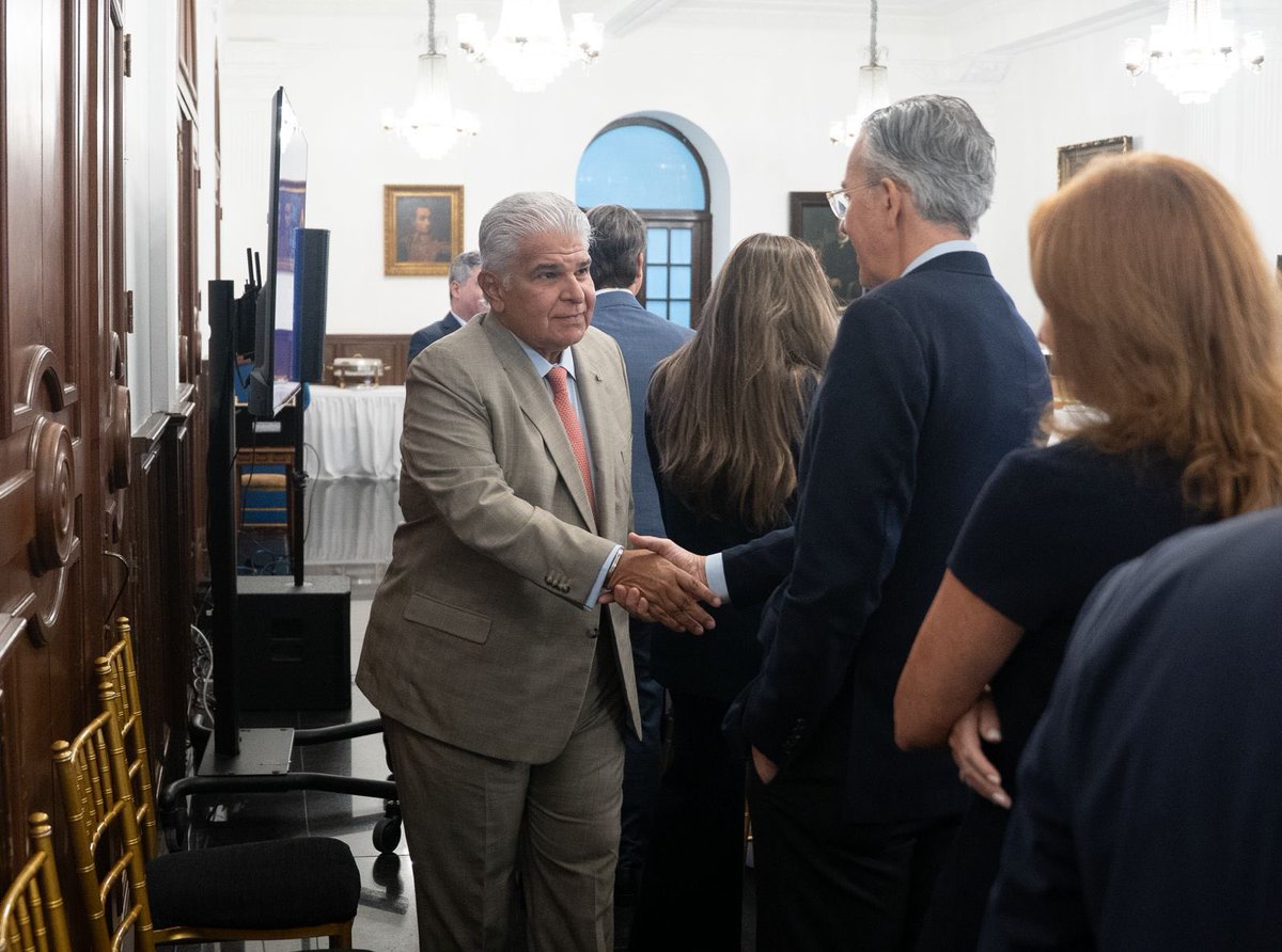 JoseRaulMulino's tweet image. En los últimos días me he reunido con miembros del sector productivo. Coincidimos en algo esencial: Panamá solo avanza cuando su gente puede trabajar.
Ese es el camino en el que seguiremos dando pasos, para que el país y su gente avancen!