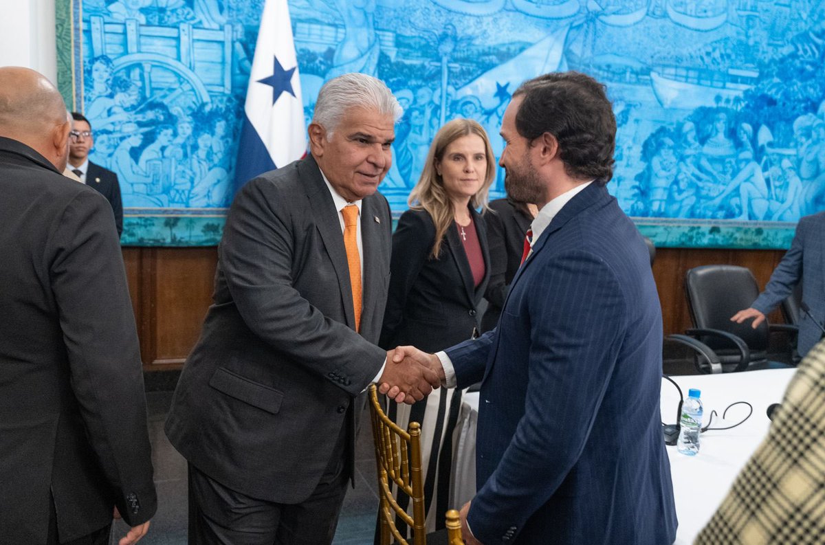 JoseRaulMulino's tweet image. En los últimos días me he reunido con miembros del sector productivo. Coincidimos en algo esencial: Panamá solo avanza cuando su gente puede trabajar.
Ese es el camino en el que seguiremos dando pasos, para que el país y su gente avancen!