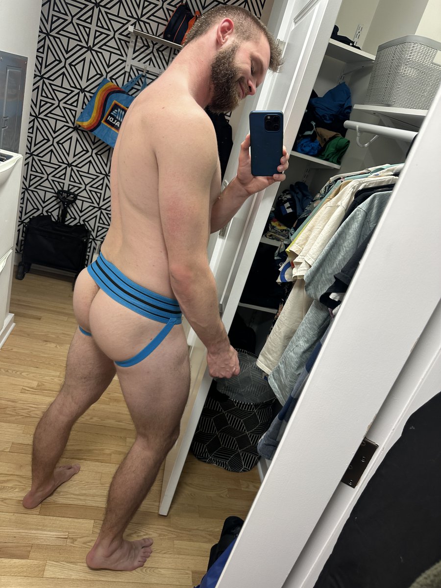 alexingear's tweet photo. Are we meeting in the locker room... or what? https://t.co/wvUjaVXghZ