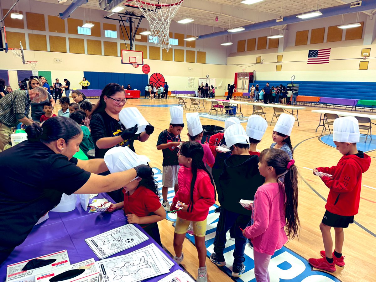 Child Nutrition Team supporting and having fun at MVE Career day! Thank you for inviting us!! 👨‍🍳 👩‍🍳 💙! #CNPRocks #WeAreClintISD