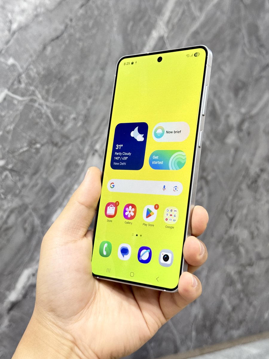 You can really feel how slim the Samsung S25 Edge is when you hold it ❤️ #SamsungS25Edge