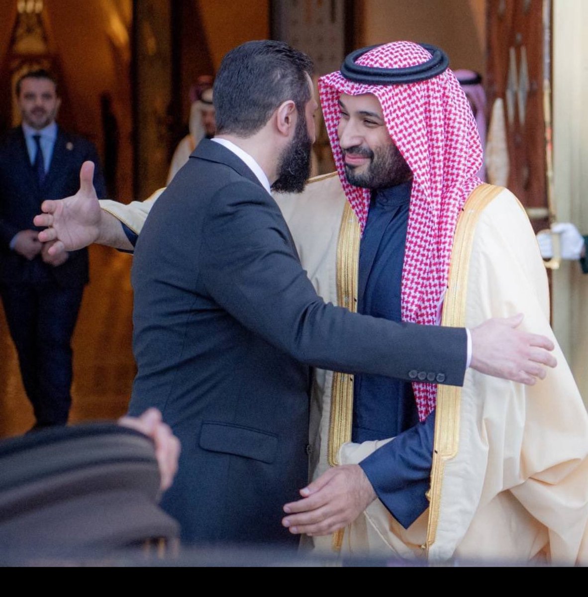 إنها لحظة تاريخية ستبقى محفورة في ذاكرة السوريين لقرون، ولن ينسى شعبنا هذا الفضل العظيم، بعد الله، للمملكة العربية السعودية السند الصادق والداعم الحقيقي لكل العرب 🇸🇦🇸🇾

#القمة_السعودية_الأمريكية 
#السعودية_سوريا