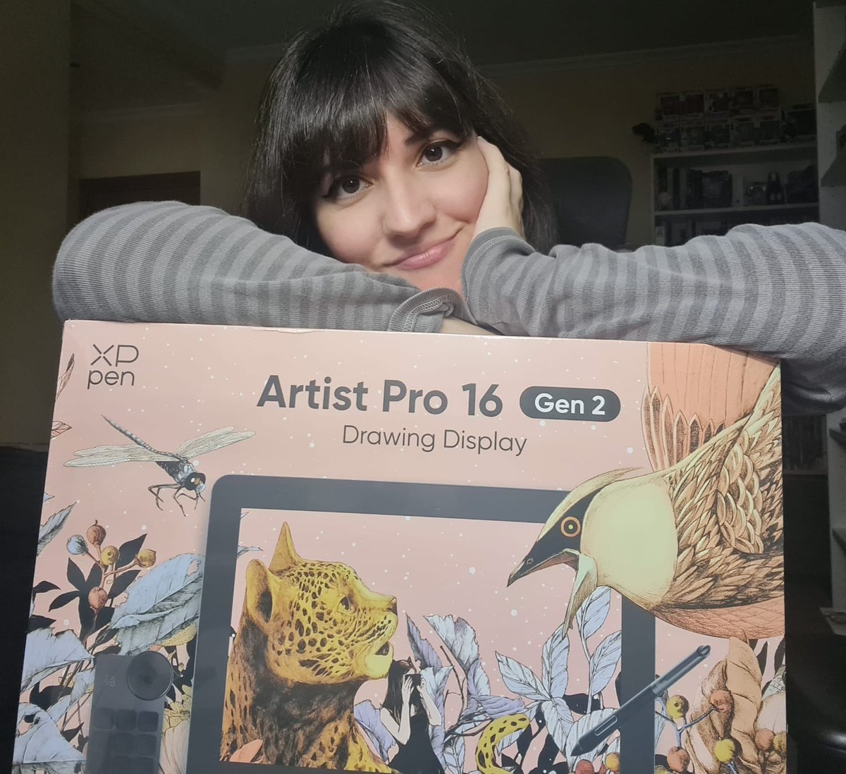 🔥BOOM🔥

Los requetebonicos de <a href="/XPPen_Spain/">XPPen España</a> escucharon que me hacía falta una tableta y aquí os traigo la Artist Pro 16 de Gen2 :3 !!

Una review honesta de qué me ha parecido hasta ahora, con una sorpresita gorda al final para todos los dibujantes de mi TL👀✨

Empezamos !!