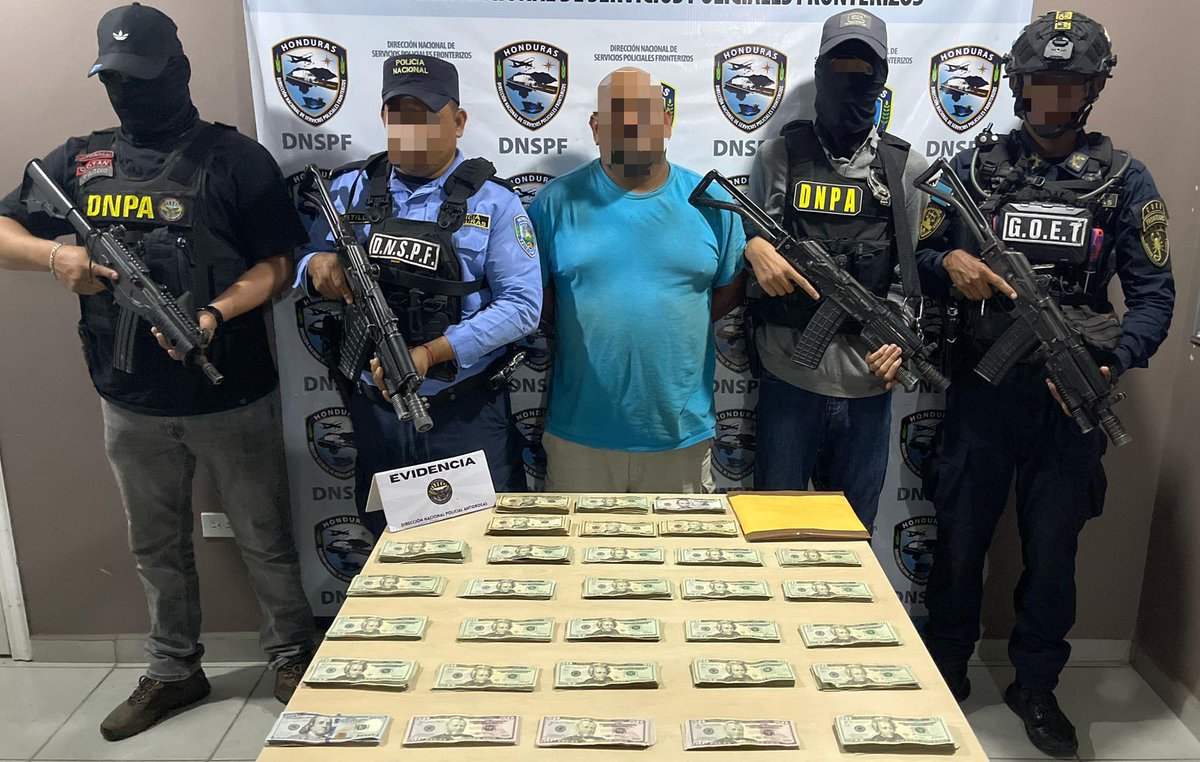 Policía Nacional de Honduras (@policiahonduras) on Twitter photo Detuvimos a nicaragüense con 15 mil dólares en frontera de El Amatillo, Valle
<a href="/MartinezMadrid_/">Miguel Martinez Madrid</a> <a href="/hegusave/">Gustavo Sanchez Velasquez</a> <a href="/SSEGURIDADHN/">Secretaría de Seguridad Honduras</a> <a href="/Canal8_hn/">Canal 8</a> Detuvimos a nicaragüense con 15 mil dólares en frontera de El Amatillo, Valle
<a href="/MartinezMadrid_/">Miguel Martinez Madrid</a> <a href="/hegusave/">Gustavo Sanchez Velasquez</a> <a href="/SSEGURIDADHN/">Secretaría de Seguridad Honduras</a> <a href="/Canal8_hn/">Canal 8</a>