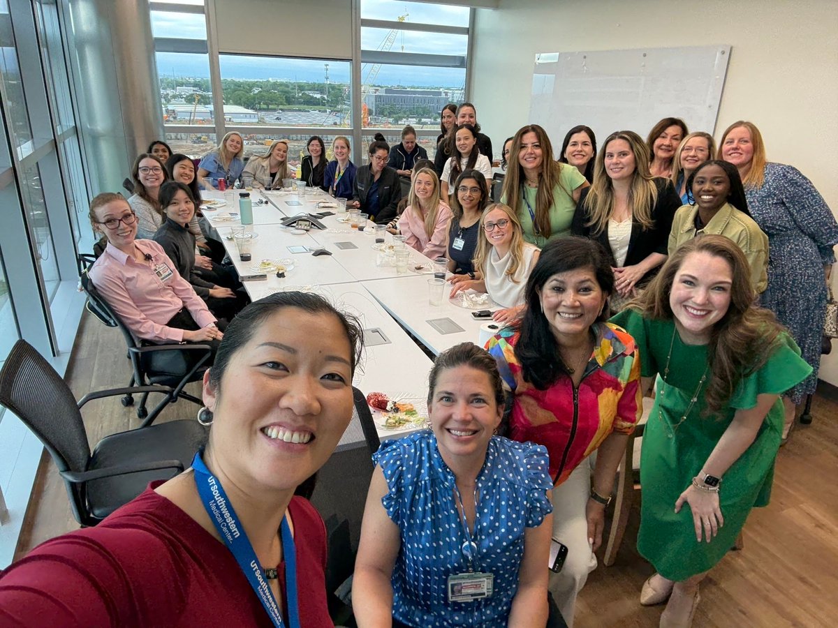 UTSW_Anesthesia's tweet image. Our Women in Anesthesiology group had a great Spring meeting featuring Antonia Chen, M.D., Chair of Orthopaedic Surgery at UTSW!
The evening brought together faculty, residents, and med students from across anesthesiology and orthopaedics!
@utswortho