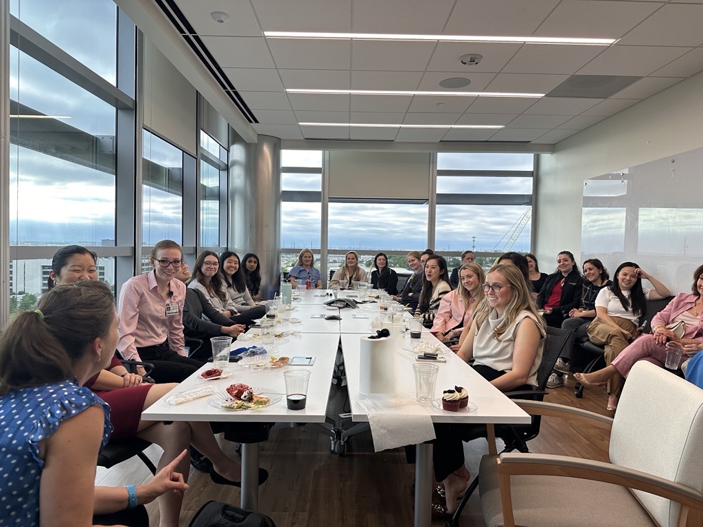 UTSW_Anesthesia's tweet image. Our Women in Anesthesiology group had a great Spring meeting featuring Antonia Chen, M.D., Chair of Orthopaedic Surgery at UTSW!
The evening brought together faculty, residents, and med students from across anesthesiology and orthopaedics!
@utswortho