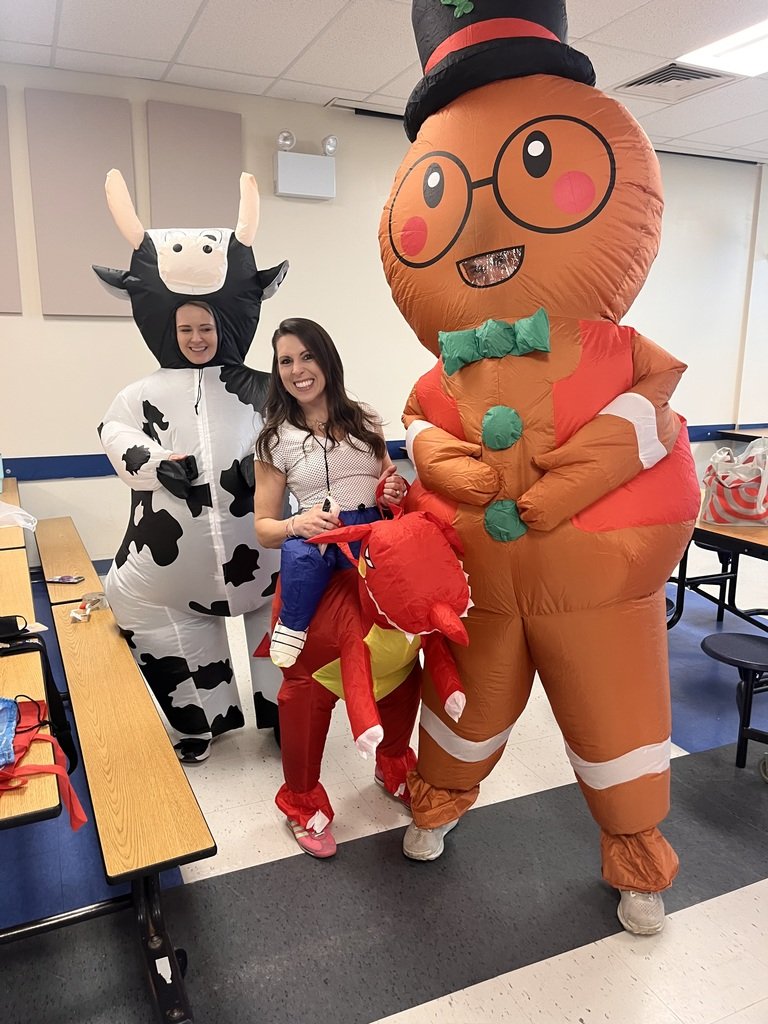 RCBuckleyLCSD's tweet photo. Today before Project ACES, we had our first Great Inflatable Race! Fun was had by all. The gingerbread man won, second place to our cow and third place to the fox! https://t.co/GDUhIXjxlO