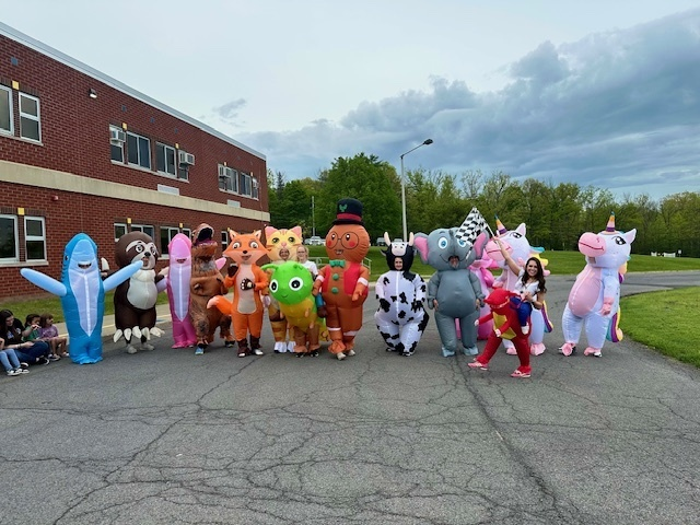 RCBuckleyLCSD's tweet photo. Today before Project ACES, we had our first Great Inflatable Race! Fun was had by all. The gingerbread man won, second place to our cow and third place to the fox! https://t.co/GDUhIXjxlO