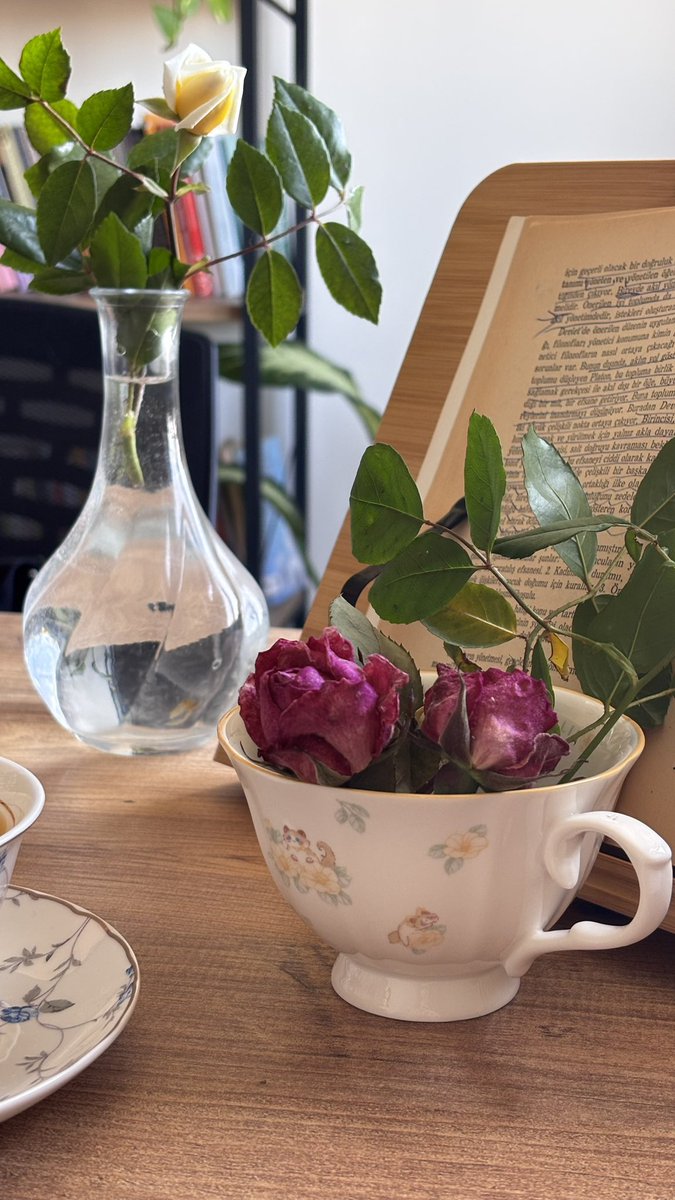 tezi bitirebilmek için masamı daha çekici kılmam gerekiyordu💛