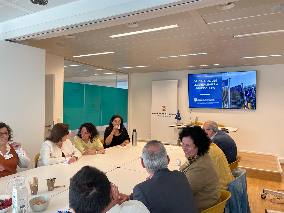 Conselleria de Presidència i Adm. Públiques (@presidenciagoib) on Twitter photo 👥️ La DG <a href="/XescaRamisPons/">Xesca Ramis Pons</a> ha rebut avui a l'Oficina de les Illes Balears a Brussel·les una representació de l’ONCE i la Fundació ONCE. Una reunió molt profitosa, on ens han parlat dels seus reptes i necessitats, i ens han demanat que siguem la seva veu al Comitè de les Regions. 👥️ La DG <a href="/XescaRamisPons/">Xesca Ramis Pons</a> ha rebut avui a l'Oficina de les Illes Balears a Brussel·les una representació de l’ONCE i la Fundació ONCE. Una reunió molt profitosa, on ens han parlat dels seus reptes i necessitats, i ens han demanat que siguem la seva veu al Comitè de les Regions.
