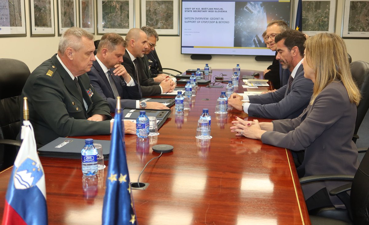 MO_RS's tweet photo. V okviru obiska #FEINDEF2025 je
DS Boštjan Pavlin mag. obiskal
tudi Evropski satelitski center
#SATCEN, kjer so mu predstavili
njihovo organiziranost in dejavnost
ter #NATO poveljniško središče za
zračne operacije v Evropi -
Združeni center za zračne
operacije #CAOC
#odpornost https://t.co/jcvswcFJjc
