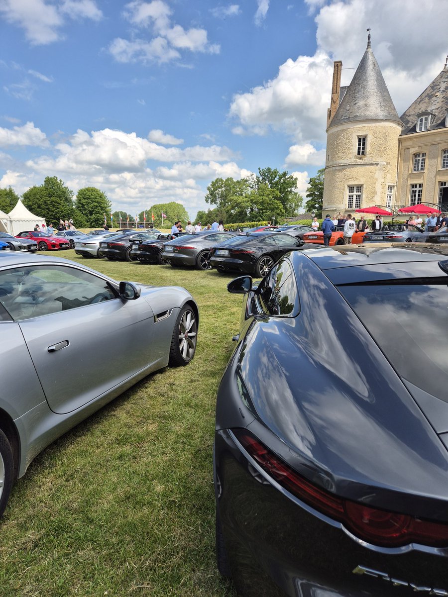 29Gambrinus's tweet image. Un château, des jaguars F-type, du beau temps...quoi de mieux pour un dimanche...
城、ジャガー F-Type、雨なし...日曜日にこれ以上のものがあるでしょうか?
#jaguar #ftype