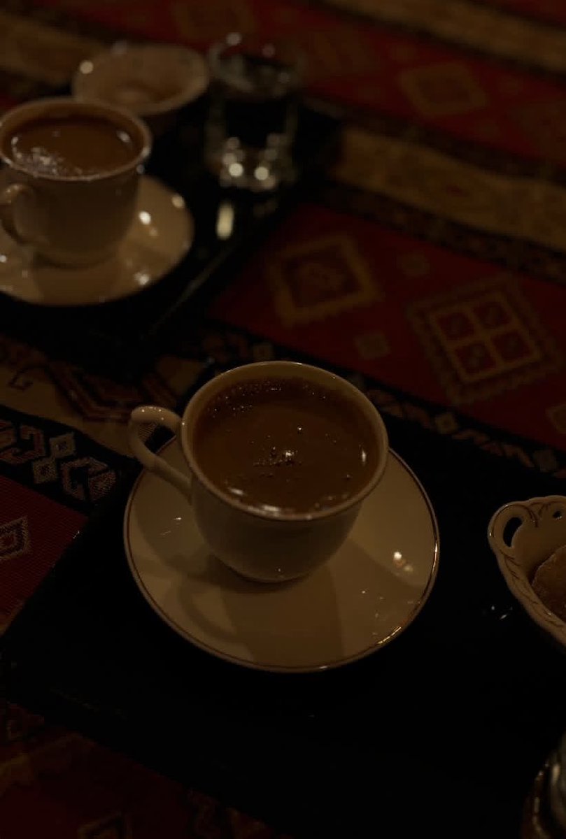 Çiçeklerle bezenmiş sokaklar ✨🌒