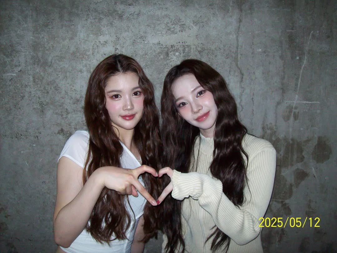 aespa カリナ、後輩 #HEARTS2HEARTS とツーショット撮影（SMTOWN LIVE