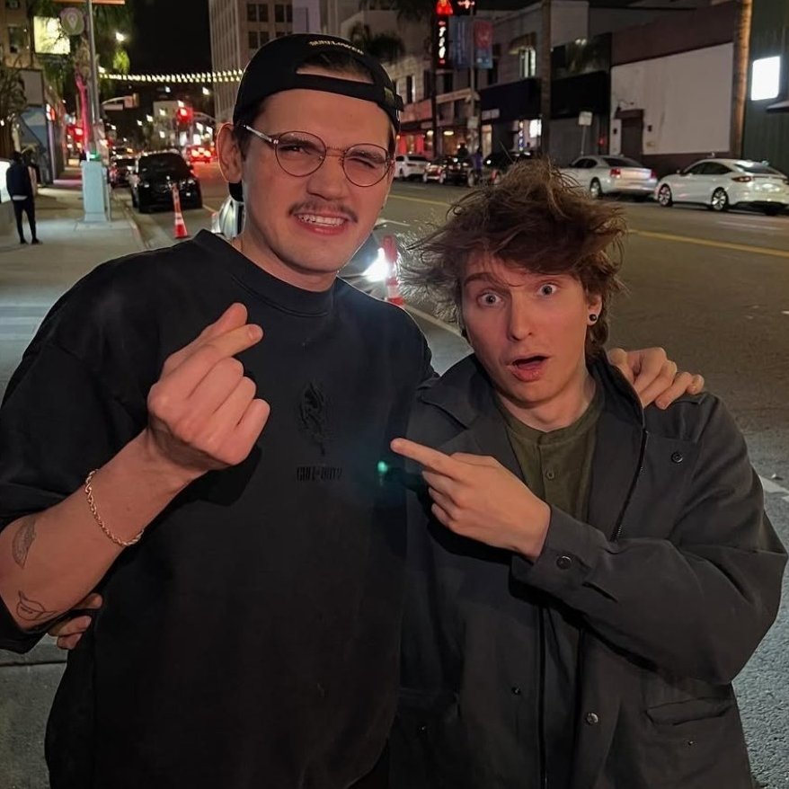 qsmp 2 + misclickduo irl meetup?!
MEANS THEY ARE JOINING THE SERVER RIGHT?? 😀