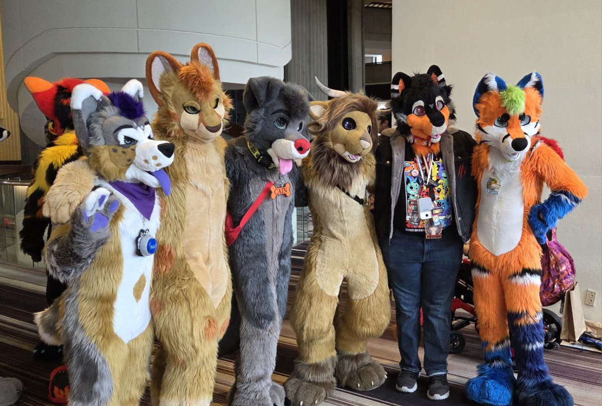 Mini <a href="/FursuitParade/">Fursuit Parade</a> meetup from FWA 🐶