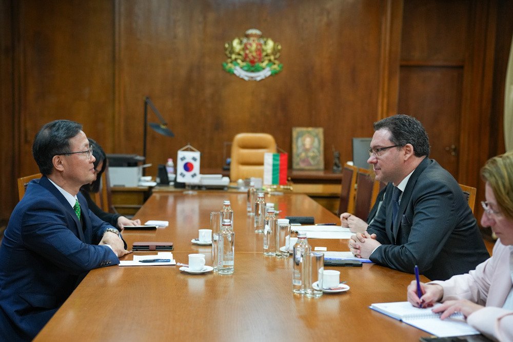 DanielMitov's tweet image. I had a constructive meeting with H.E. Dong-bae Kim, Ambassador of the Republic of Korea. We reaffirmed the strong ties between π§π¬ and π°π· and discussed ways to deepen our cooperation.