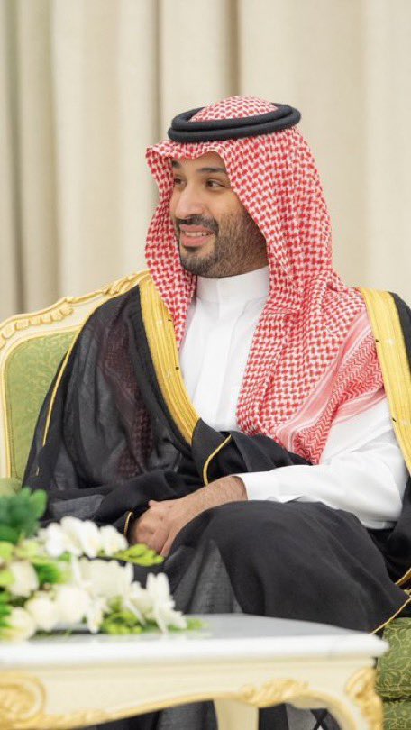 هذا قائد العرب ، هذا زعيم الشرق الاوسط اللي في ذرى بشته بشوت 🤍💚