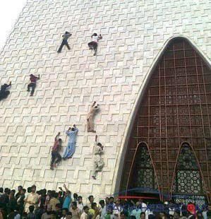 mujhecryaraha's tweet photo. Nuclear radiations turned karachiets into spidermen. https://t.co/z8csNpq2Yi