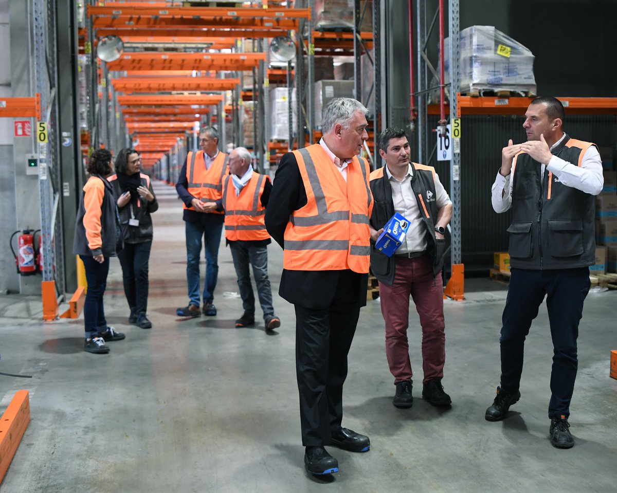 Avec mon collègue <a href="/fredpavageau/">frédéric Pavageau</a>  Pavageau, nous avons visité aujourd'hui la plateforme logistique de Carrefour au Cormier. 
Un site exceptionnel - 250 salariés, 1700 magasins livrés et 20000 références. 
Merci pour votre accueil et cette visite très riche.