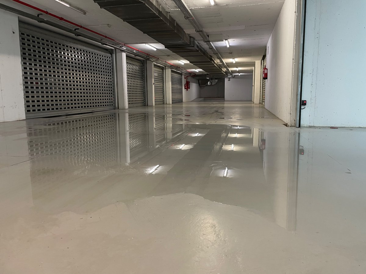 joancornet's tweet photo. tengo la casa inundada desde hace 4 días con 3000 litros de fuga de agua y 3 niños menores de 6 años, y @ZurichSeguros  se lavan las manos diciendo que es cosa del vecino. adjunto evidencias, sale el agua a chorro y sentir los síntomas de olor y frío. dni 47722507Z https://t.co/QYfsPQ1RE3