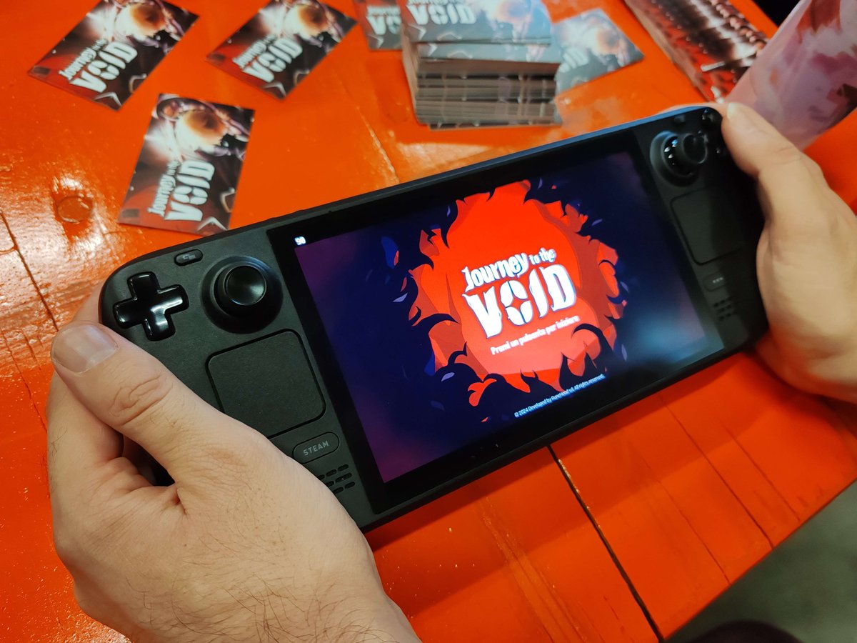 We brought Journey to the Void to Svilupparty on a Steam Deck… and apparently, the Void is quite the crowd-pleaser. 😎

Roguelike chaos, deckbuilding drama, and stylish cosmic disasters… all packed into a handheld!
Huge thanks to everyone who played!

store.steampowered.com/app/3210490/Jo…