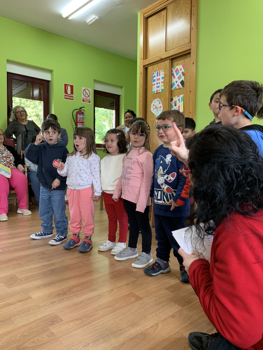 Hoy nos acercamos al centro de día a contarles y regalarles nuestros cuentos. Ellos nos contaron un cuento sobre la importancia de las abejas y nos regalaron una a todos. ¡Qué gran ratito! 🤗 #somosunapiña