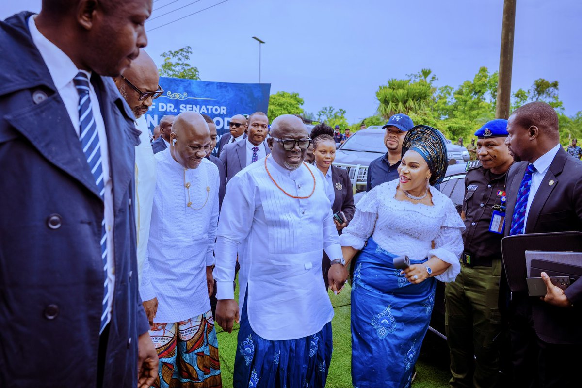 RtHonSheriff's tweet image. Today, it was an honour and privilege to pay my last respect to the late Chief Dr. Senator Edwin Kiagbodo Clark OFR, CON at St. Joseph Anglican Church, Kiagbodo.
Chief Clark was a champion for equity, fairness, and justice. He fiercely represented the marginalized, advocating…