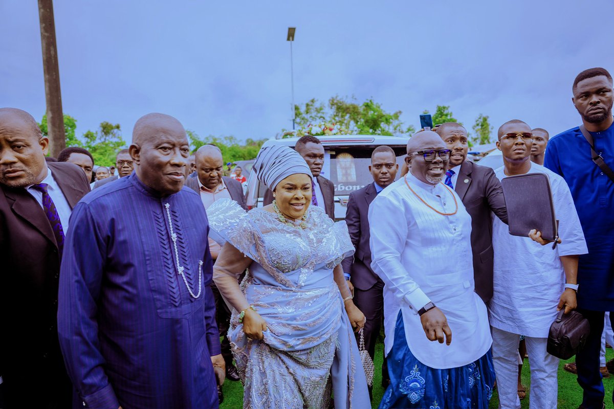 RtHonSheriff's tweet image. Today, it was an honour and privilege to pay my last respect to the late Chief Dr. Senator Edwin Kiagbodo Clark OFR, CON at St. Joseph Anglican Church, Kiagbodo.
Chief Clark was a champion for equity, fairness, and justice. He fiercely represented the marginalized, advocating…
