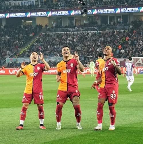 🟡🔴 2024-2025 sezonuna damgasını vuran  en güzel fotoğraf sizce hangisi ???
#Hedef26
#Galatasaray