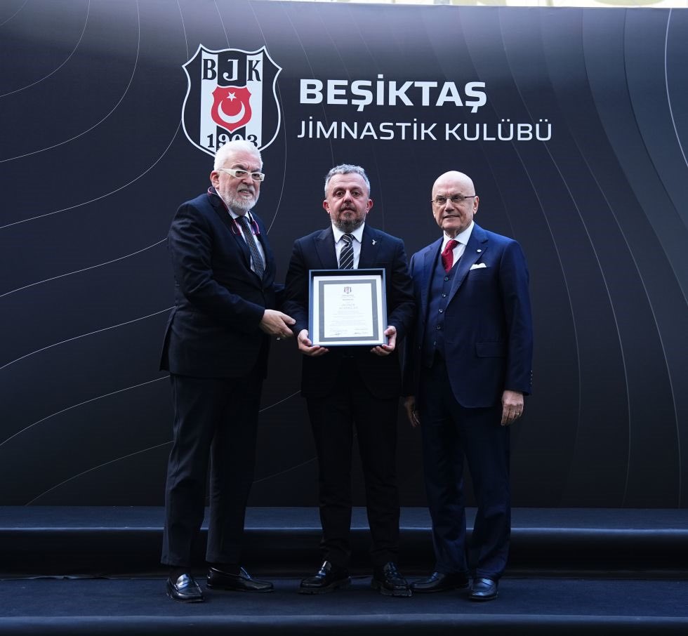 Disiplin Kurulu Başkanımız Av. Devrim Alparslan’ ın mazbatasını Divan Kurulu Başkanımız Tevfik Yamantürk ile Toplantı Divan Başkanı Hüseyin Uğur Poyraz takdim etti.